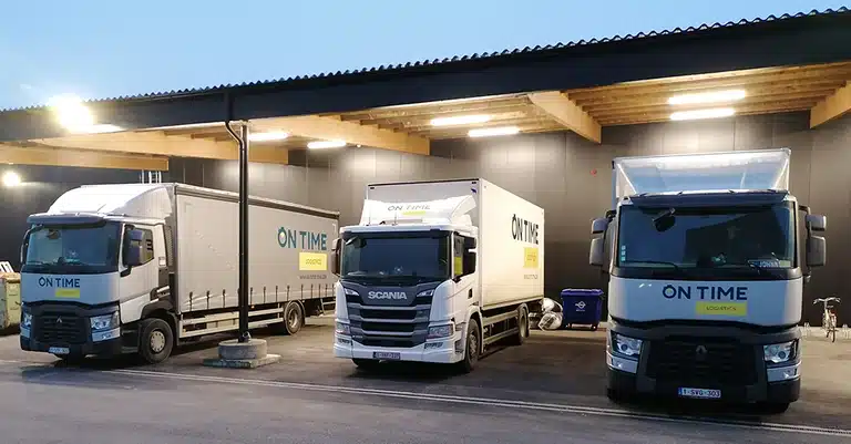 Vrachtwagens ON TIME Logistics Distributie